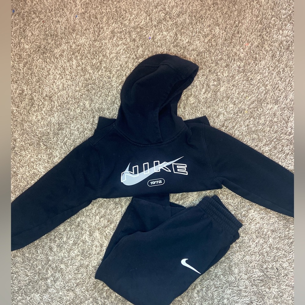 KID NIKE SET SIZE 6/7 YEAR OLD